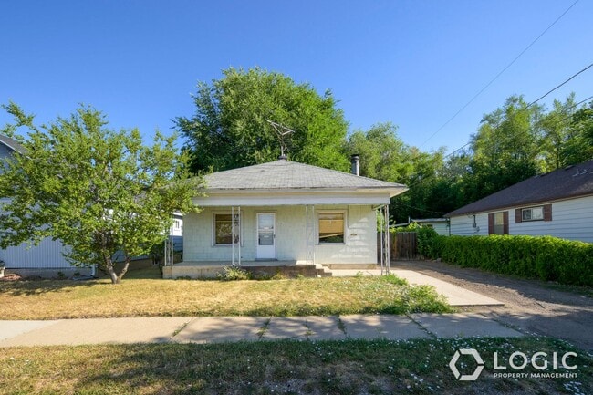 Building Photo - Great 2 Bedroom House on Dead End Street!
