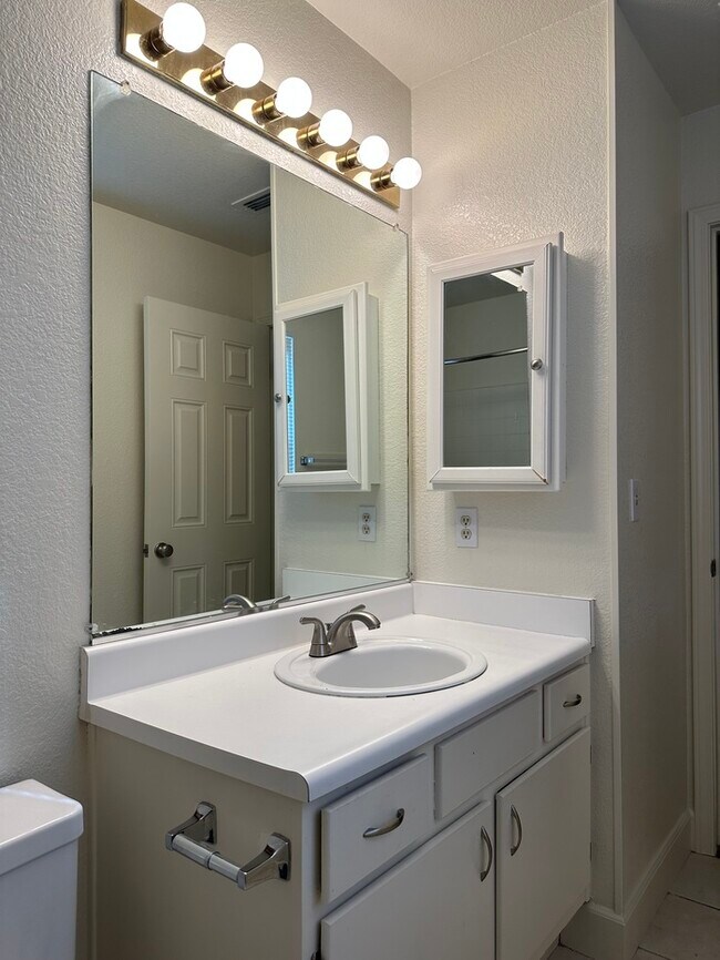 Building Photo - MODESTO 3 BEDROOM 2 BATH HOME