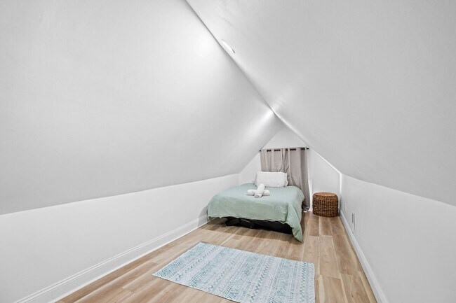 Building Photo - 906 Villa Ave