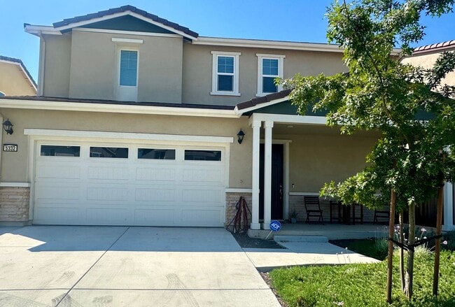 Building Photo - Gorgeous newer home in gated community wit...