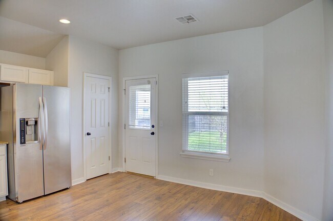 Building Photo - Coming Soon! 3 bed/2 bath!