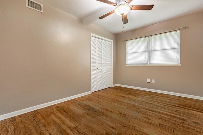 Building Photo - 2108 Henderson Dr