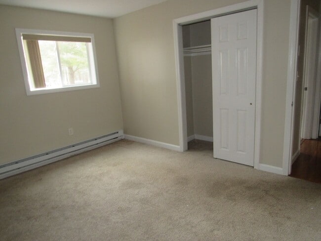 Building Photo - Londonderry Garden Condo- Available NOW!