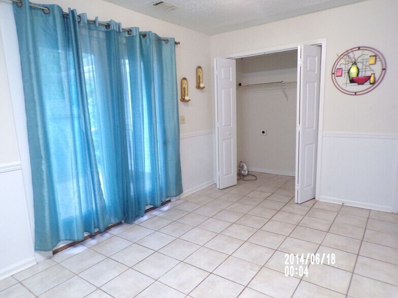 Building Photo - 4740 Chariot Dr