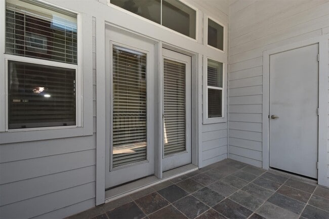 Building Photo - 1141 W 24th St