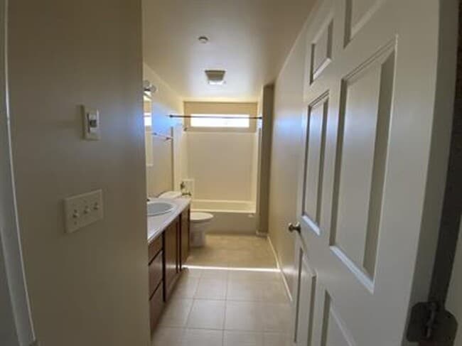 Building Photo - 2 bed, 2 bath condo on the canal