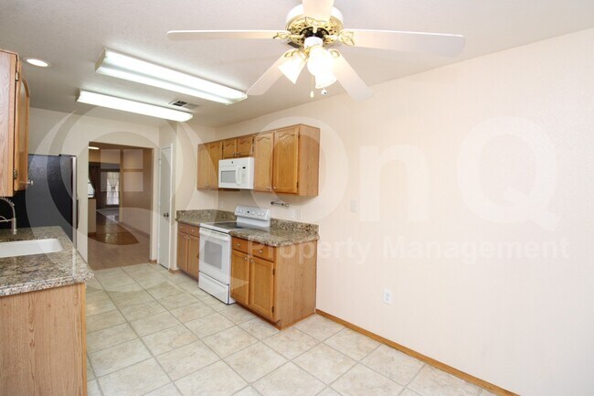 Building Photo - 602 N Cobblestone St