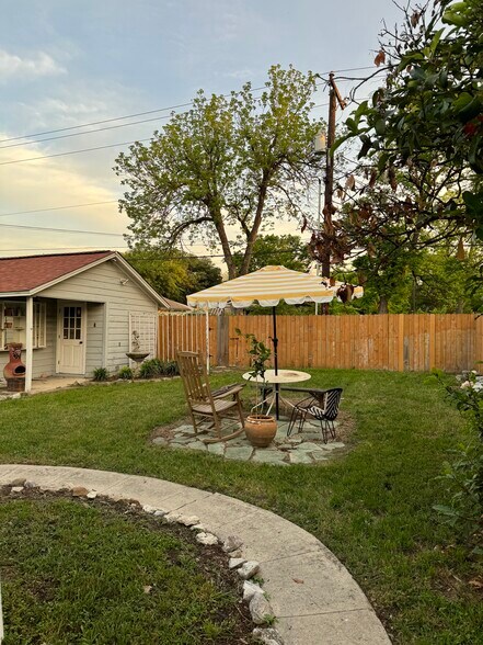 Building Photo - 210 Quentin Dr