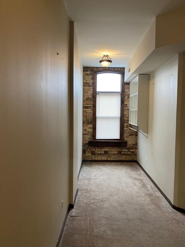 Building Photo - 33 N Washington St