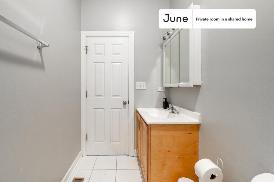 Building Photo - Room in Shared 3 bed/2 bath home in Near West Side