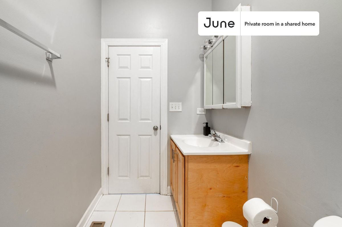 Building Photo - Room in Shared 3 bed/2 bath home