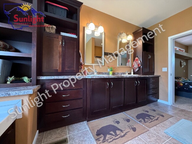 Building Photo - 3 Bed 2 Bath 2,756 sq ft on 2+ acres in Columbus
