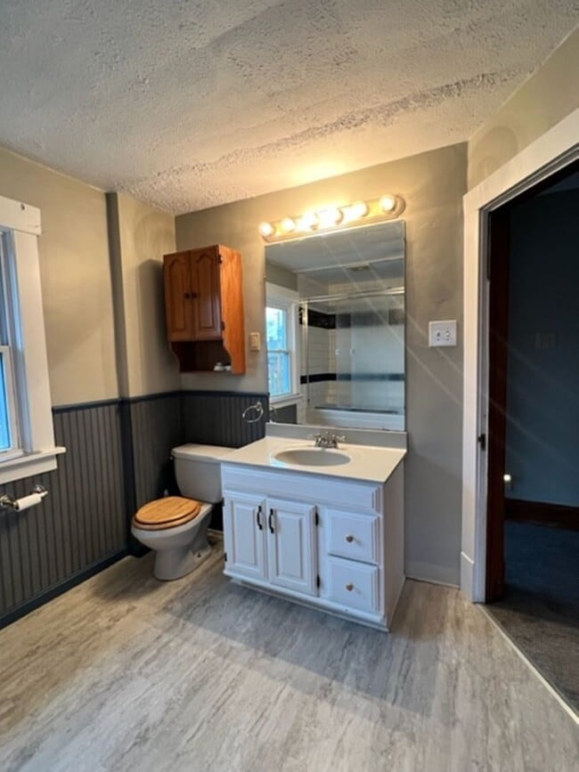 Building Photo - Very spacious 3 bedroom home for rent - Ca...