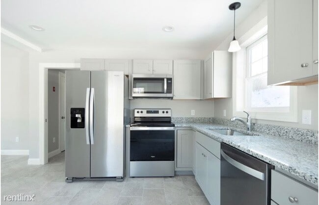 Building Photo - 2 br, 1.5 bath Townhome - 5 Anglers Road