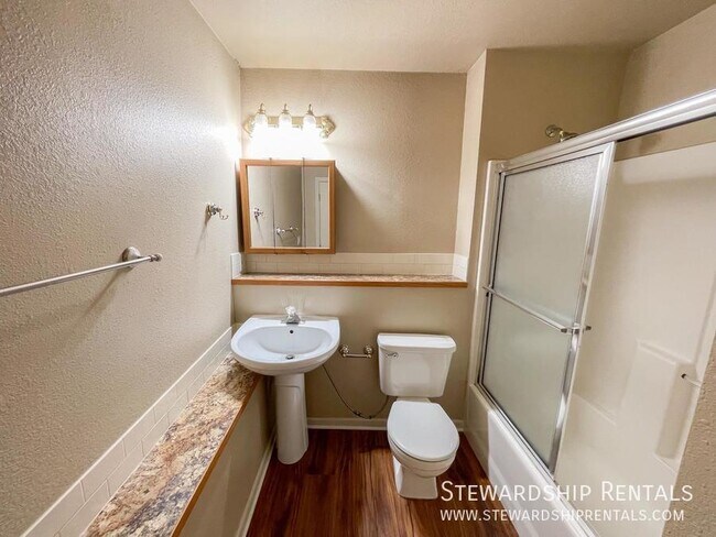 Building Photo - 1472 E 19th Ave