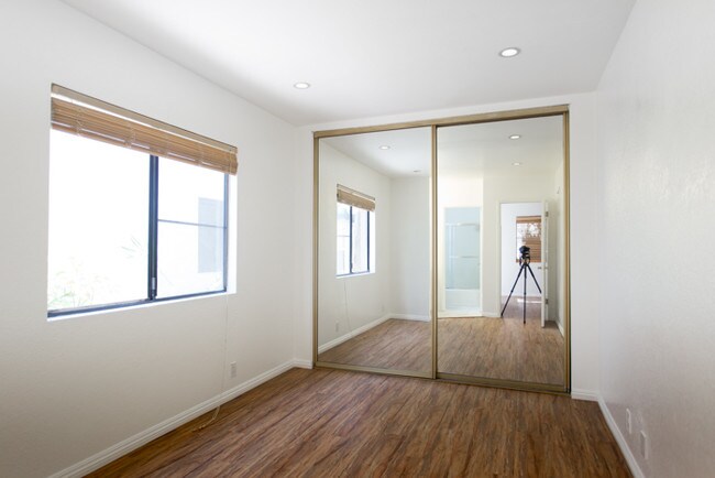 Building Photo - 539 Venice Way