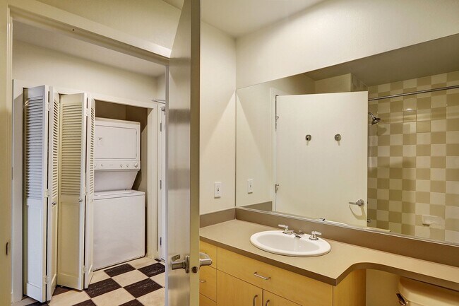 Building Photo - 0bd/1ba Bellevue Condo