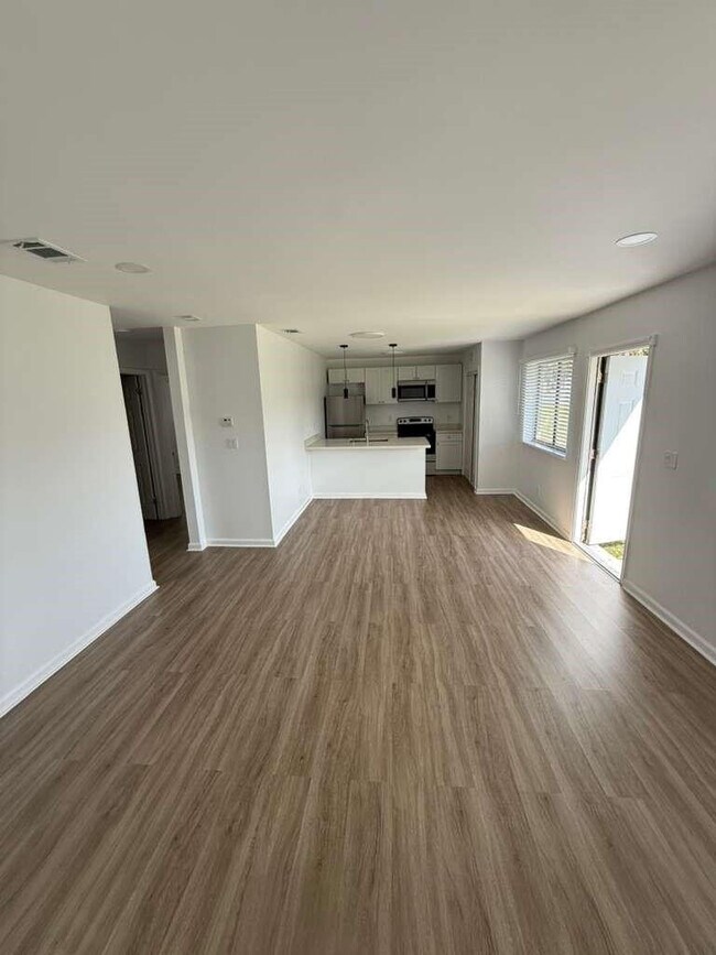 Building Photo - 902 E Tiffany Dr