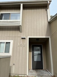 Building Photo - Two Bedroom 2.5 Bath Located in Riverbend