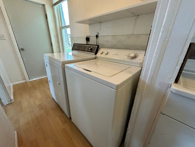 Building Photo - 2 Bed 1 Bath Large House with Fenced Yard and Washer Dryer Hookups