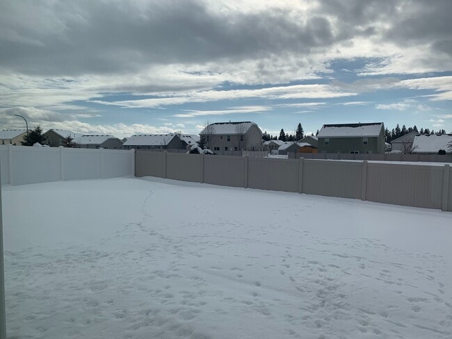 Building Photo - Beautiful 4 bedroom 2.5 Bath home in Coeur...