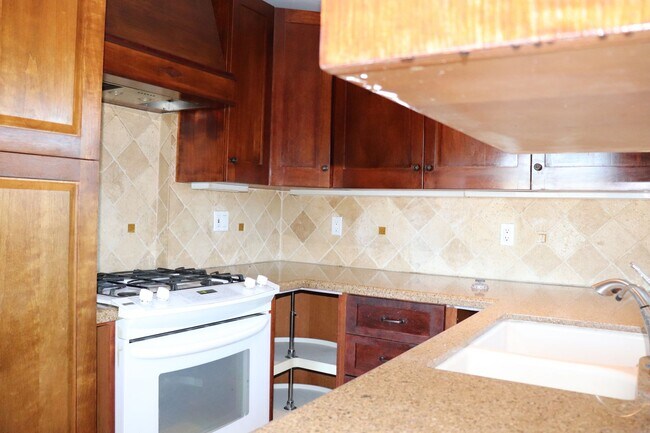 Building Photo - 2416 Cedar Dr