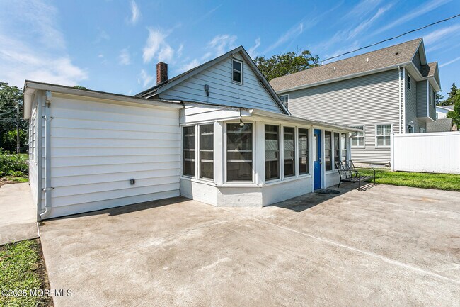 Building Photo - 608 Mercer Ave