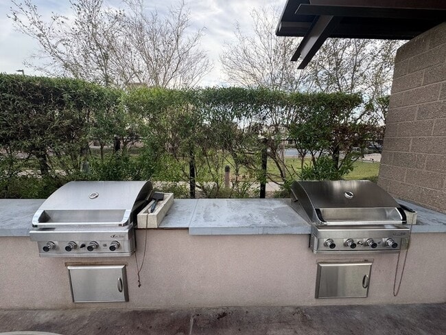 Building Photo - Chandler Luxury Townhome