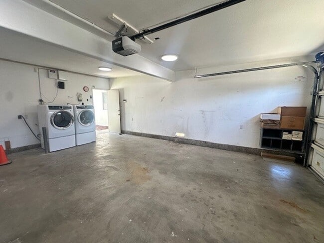 Building Photo - Stylish Camarillo Retreat for Lease