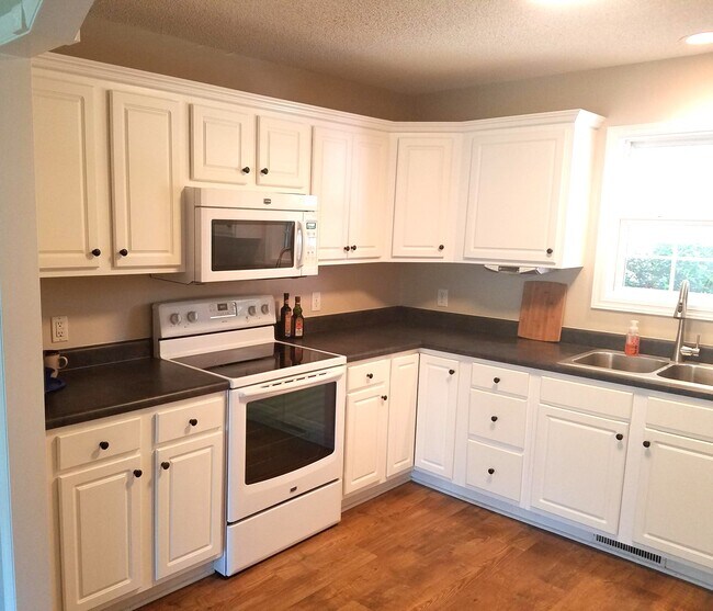 Kitchen - 173 Bellhaven Dr