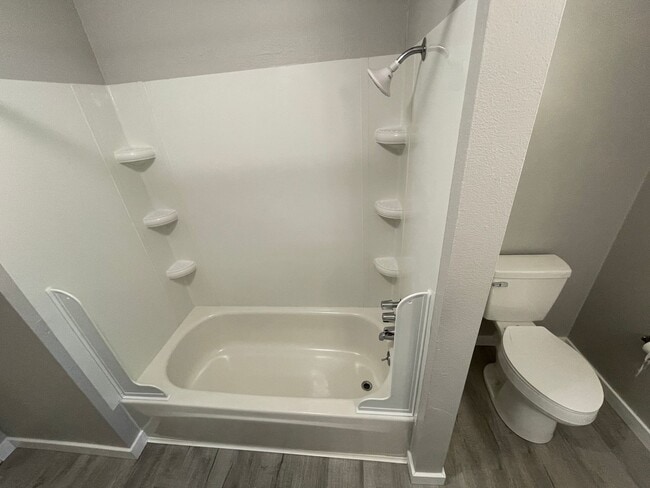 Building Photo - Hard to find 3 bedroom 2, bathroom.