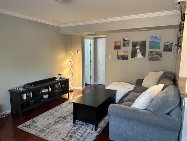 Building Photo - COMING SOON! Attractive Condo, Lots of Upgrades! Walk to UK! W/D, Off-Street Parking