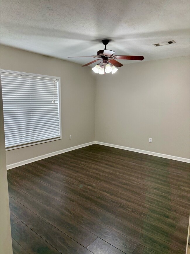 Building Photo - 108 Gardenview Dr