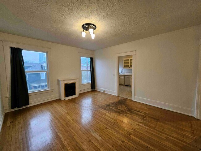 Building Photo - $500 Move-In Credit! Bright Studio Apartment with Hardwood Floors & Natural Light!