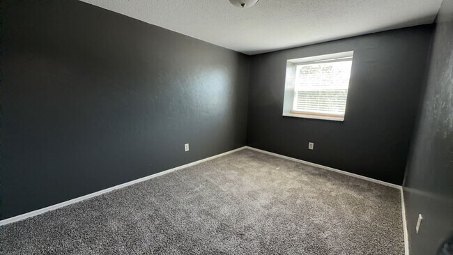 Building Photo - 2 bedroom 1.5 bath duplex - Edmond Schools- August Move In