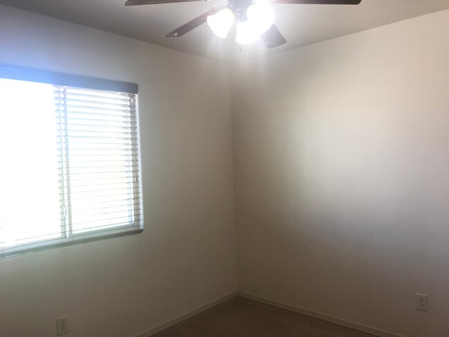 Building Photo - Great newer 2/3 close to everything