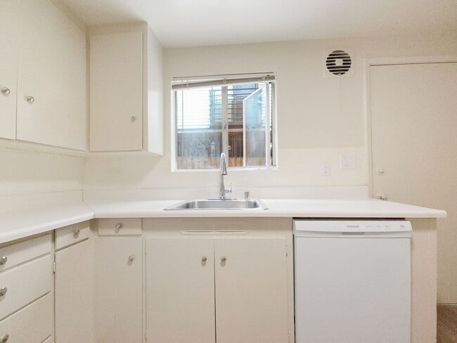 Building Photo - Serene Lake Union Apartment with Scenic Vi...