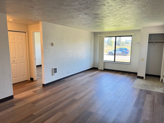 Building Photo - 2 bedroom 1 bath duplex in Cottage Grove!