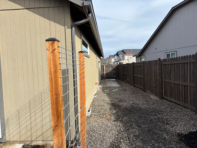 Building Photo - Redmond Home with Large Fenced Yard and Co...