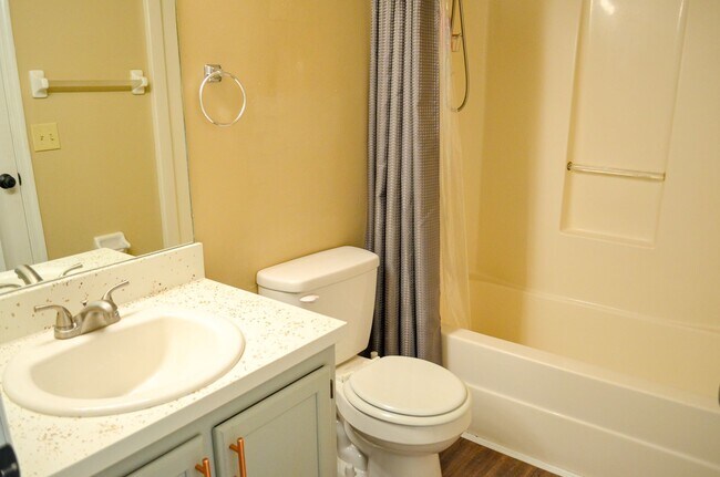 Building Photo - FIRST MONTH FREE! Rockwood Villas 3 bedroom 3 bath