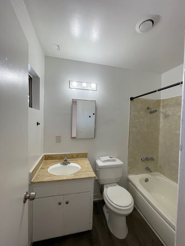 Building Photo - 1260 Beachwood Dr