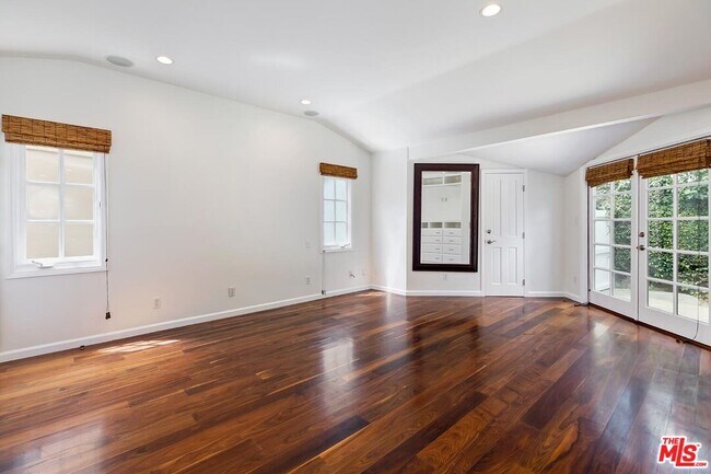 Building Photo - 4221 W Toluca Lake Ln
