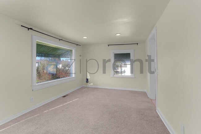 Building Photo - 5526 S Avon St