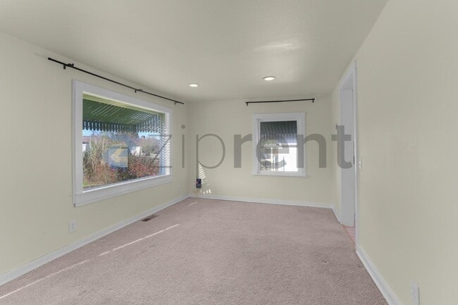 Building Photo - Unit
