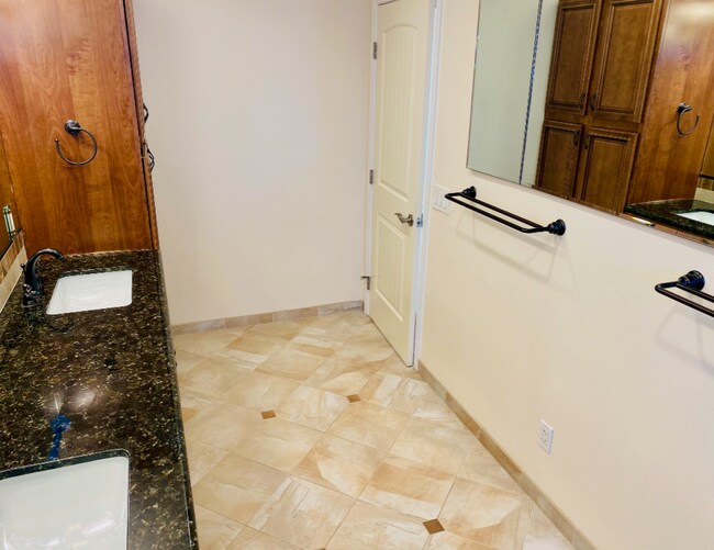 Building Photo - MOVE IN SPECIAL! ! Beautiful 3 bedroom 3 b...