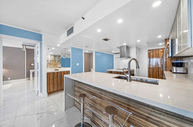 Building Photo - 1717 N Bayshore Dr