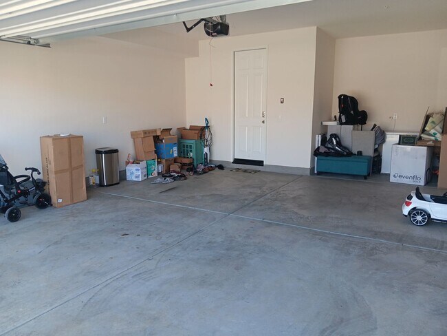 Building Photo - Newer 4 Bedroom Home is now for rent!