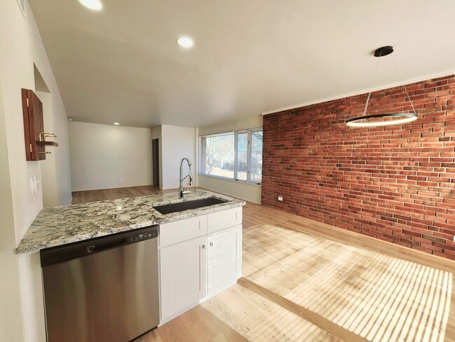 Building Photo - Drummond Flats