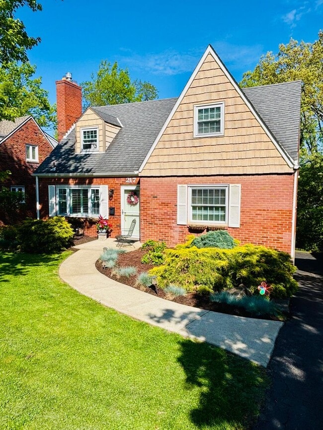 Building Photo - Beautiful 4 Bedroom Home In Mt. Lebanon!