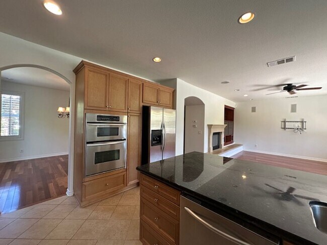 Building Photo - Stunning Executive home with loads of cust...
